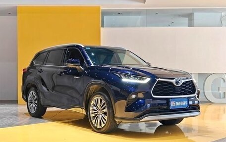 Toyota Highlander, 2022 год, 3 650 000 рублей, 2 фотография