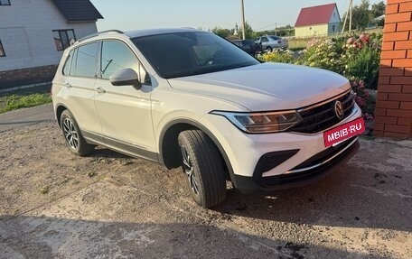 Volkswagen Tiguan II, 2021 год, 2 745 000 рублей, 2 фотография