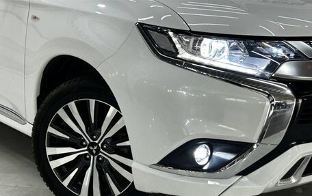 Mitsubishi Outlander III рестайлинг 3, 2022 год, 2 400 000 рублей, 5 фотография