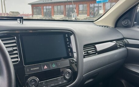 Mitsubishi Outlander III рестайлинг 3, 2022 год, 2 400 000 рублей, 2 фотография