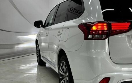 Mitsubishi Outlander III рестайлинг 3, 2022 год, 2 400 000 рублей, 10 фотография