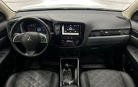 Mitsubishi Outlander III рестайлинг 3, 2022 год, 2 400 000 рублей, 9 фотография