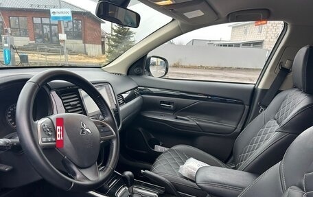 Mitsubishi Outlander III рестайлинг 3, 2022 год, 2 400 000 рублей, 3 фотография