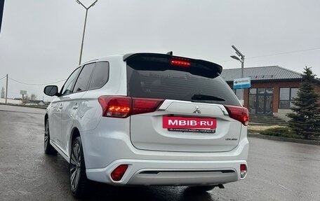 Mitsubishi Outlander III рестайлинг 3, 2022 год, 2 400 000 рублей, 4 фотография