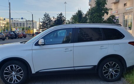 Mitsubishi Outlander III рестайлинг 3, 2016 год, 2 000 000 рублей, 2 фотография