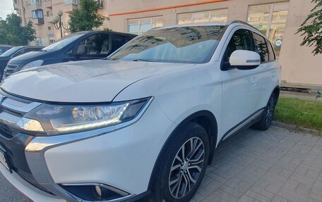 Mitsubishi Outlander III рестайлинг 3, 2016 год, 2 000 000 рублей, 4 фотография