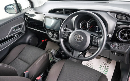 Toyota Vitz, 2019 год, 1 379 000 рублей, 8 фотография