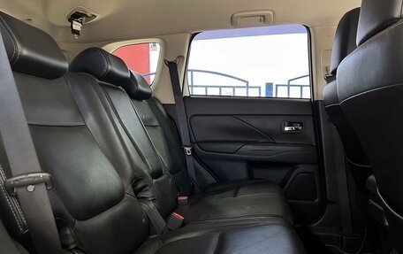 Mitsubishi Outlander III рестайлинг 3, 2015 год, 1 649 000 рублей, 8 фотография