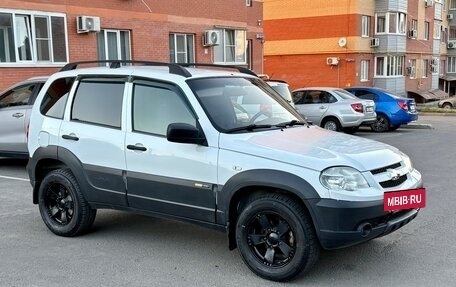 Chevrolet Niva I рестайлинг, 2017 год, 698 000 рублей, 2 фотография