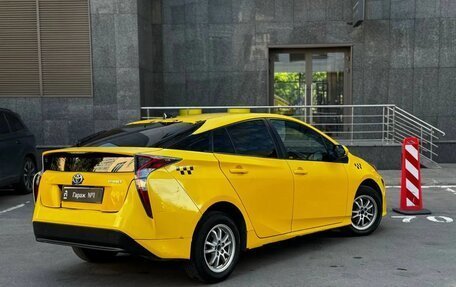 Toyota Prius IV XW50, 2016 год, 1 695 000 рублей, 4 фотография