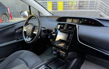 Toyota Prius IV XW50, 2016 год, 1 695 000 рублей, 6 фотография