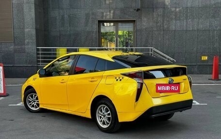Toyota Prius IV XW50, 2016 год, 1 695 000 рублей, 3 фотография
