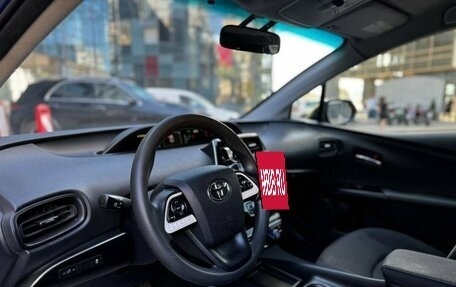 Toyota Prius IV XW50, 2016 год, 1 695 000 рублей, 8 фотография