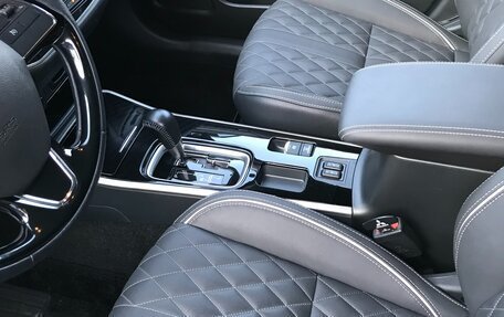 Mitsubishi Outlander III рестайлинг 3, 2022 год, 2 620 000 рублей, 6 фотография