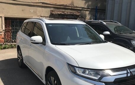 Mitsubishi Outlander III рестайлинг 3, 2022 год, 2 620 000 рублей, 3 фотография