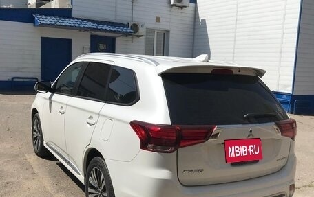 Mitsubishi Outlander III рестайлинг 3, 2022 год, 2 620 000 рублей, 4 фотография