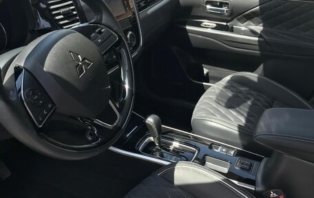Mitsubishi Outlander III рестайлинг 3, 2022 год, 2 620 000 рублей, 18 фотография
