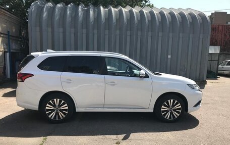 Mitsubishi Outlander III рестайлинг 3, 2022 год, 2 620 000 рублей, 17 фотография