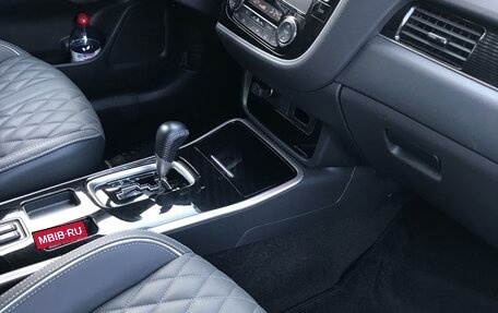 Mitsubishi Outlander III рестайлинг 3, 2022 год, 2 620 000 рублей, 13 фотография