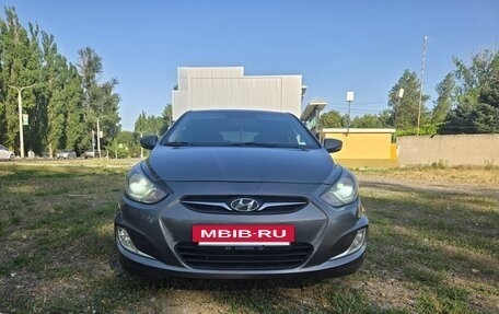 Hyundai Solaris II рестайлинг, 2011 год, 920 000 рублей, 3 фотография