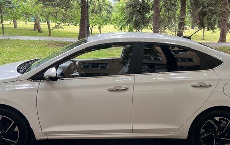 Hyundai Solaris II рестайлинг, 2021 год, 1 800 000 рублей, 2 фотография