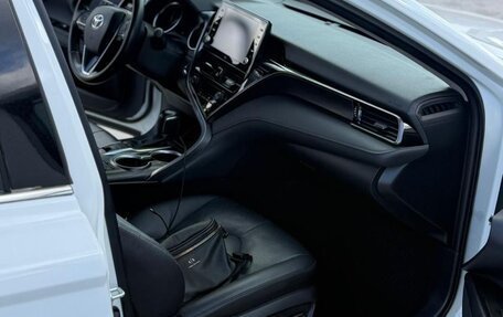Toyota Camry, 2022 год, 3 150 000 рублей, 5 фотография