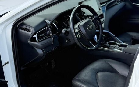 Toyota Camry, 2022 год, 3 150 000 рублей, 4 фотография