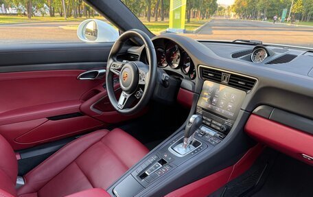 Porsche 911, 2018 год, 12 990 000 рублей, 23 фотография