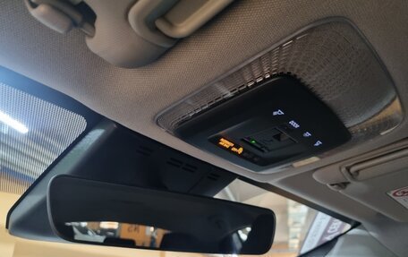 Toyota Prius IV XW50, 2024 год, 4 030 000 рублей, 15 фотография