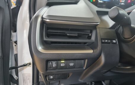 Toyota Prius IV XW50, 2024 год, 4 030 000 рублей, 7 фотография