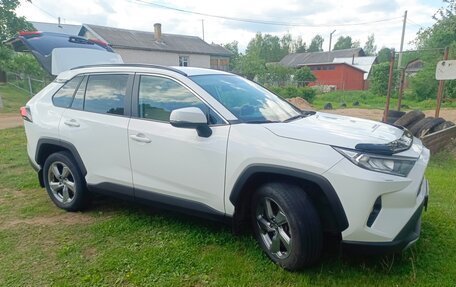 Toyota RAV4, 2020 год, 2 600 000 рублей, 2 фотография