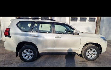Toyota Land Cruiser Prado 150 рестайлинг 2, 2021 год, 5 700 000 рублей, 8 фотография