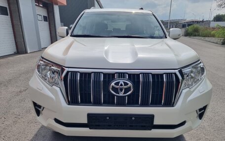 Toyota Land Cruiser Prado 150 рестайлинг 2, 2021 год, 5 700 000 рублей, 14 фотография