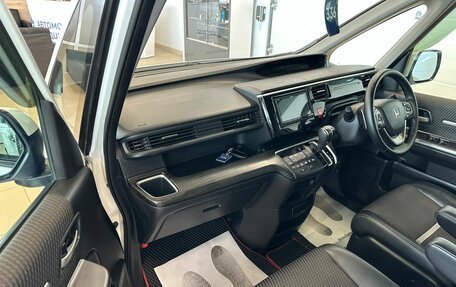 Honda Stepwgn IV, 2016 год, 2 299 900 рублей, 12 фотография