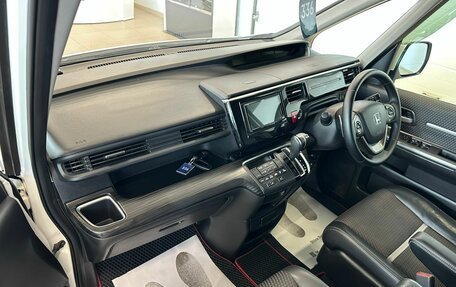 Honda Stepwgn IV, 2016 год, 2 299 900 рублей, 13 фотография