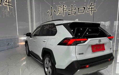 Toyota RAV4, 2021 год, 2 400 000 рублей, 6 фотография