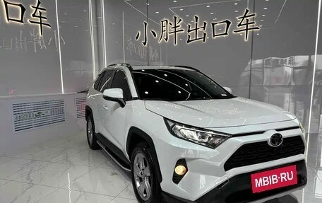 Toyota RAV4, 2021 год, 2 400 000 рублей, 3 фотография