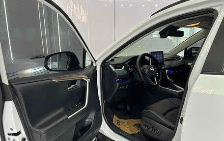 Toyota RAV4, 2021 год, 2 400 000 рублей, 7 фотография
