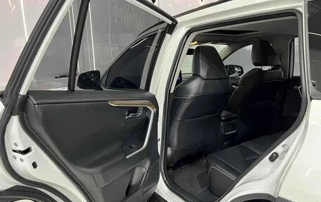 Toyota RAV4, 2021 год, 2 400 000 рублей, 15 фотография