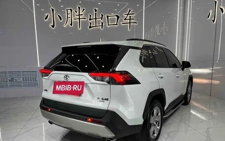 Toyota RAV4, 2021 год, 2 400 000 рублей, 4 фотография