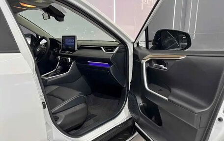 Toyota RAV4, 2021 год, 2 400 000 рублей, 20 фотография