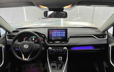 Toyota RAV4, 2021 год, 2 400 000 рублей, 17 фотография