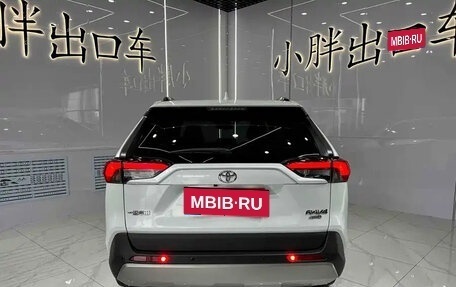 Toyota RAV4, 2021 год, 2 400 000 рублей, 5 фотография