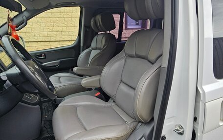 Hyundai H-1 II рестайлинг, 2015 год, 2 500 000 рублей, 5 фотография