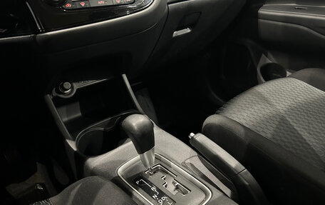 Mitsubishi Outlander III рестайлинг 3, 2014 год, 1 299 000 рублей, 19 фотография