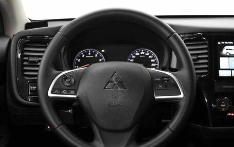 Mitsubishi Outlander III рестайлинг 3, 2022 год, 2 540 000 рублей, 9 фотография
