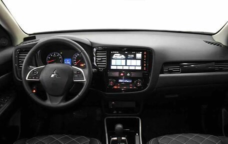 Mitsubishi Outlander III рестайлинг 3, 2022 год, 2 540 000 рублей, 5 фотография