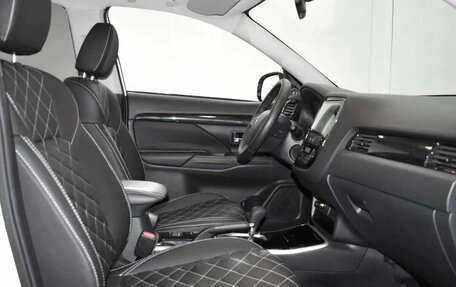 Mitsubishi Outlander III рестайлинг 3, 2022 год, 2 540 000 рублей, 12 фотография