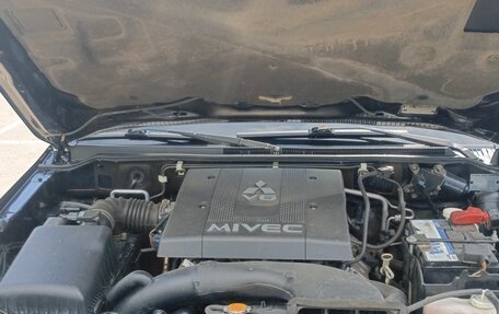 Mitsubishi Pajero IV, 2010 год, 1 560 000 рублей, 14 фотография