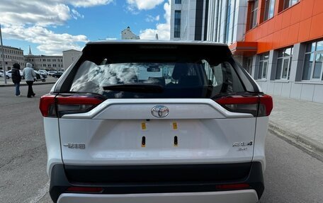 Toyota RAV4, 2024 год, 3 690 000 рублей, 5 фотография